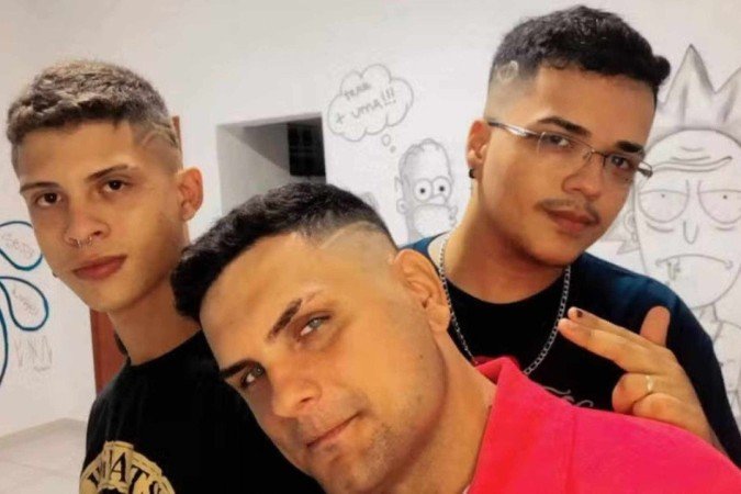 Charles Trevisan, Kaio Alexandre dos Santos e Diego Trevisan têm um relacionamento a três - (crédito: Reprodução / Instagram) Charles Trevisan, Kaio Alexandre dos Santos e Diego Trevisan têm um relacionamento a três - (crédito: Reprodução / Instagram)
