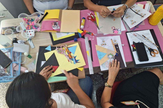 A arte, como a do scrapbook, ao ser ensinada e vivenciada em comunidade, reacende a chama criativa