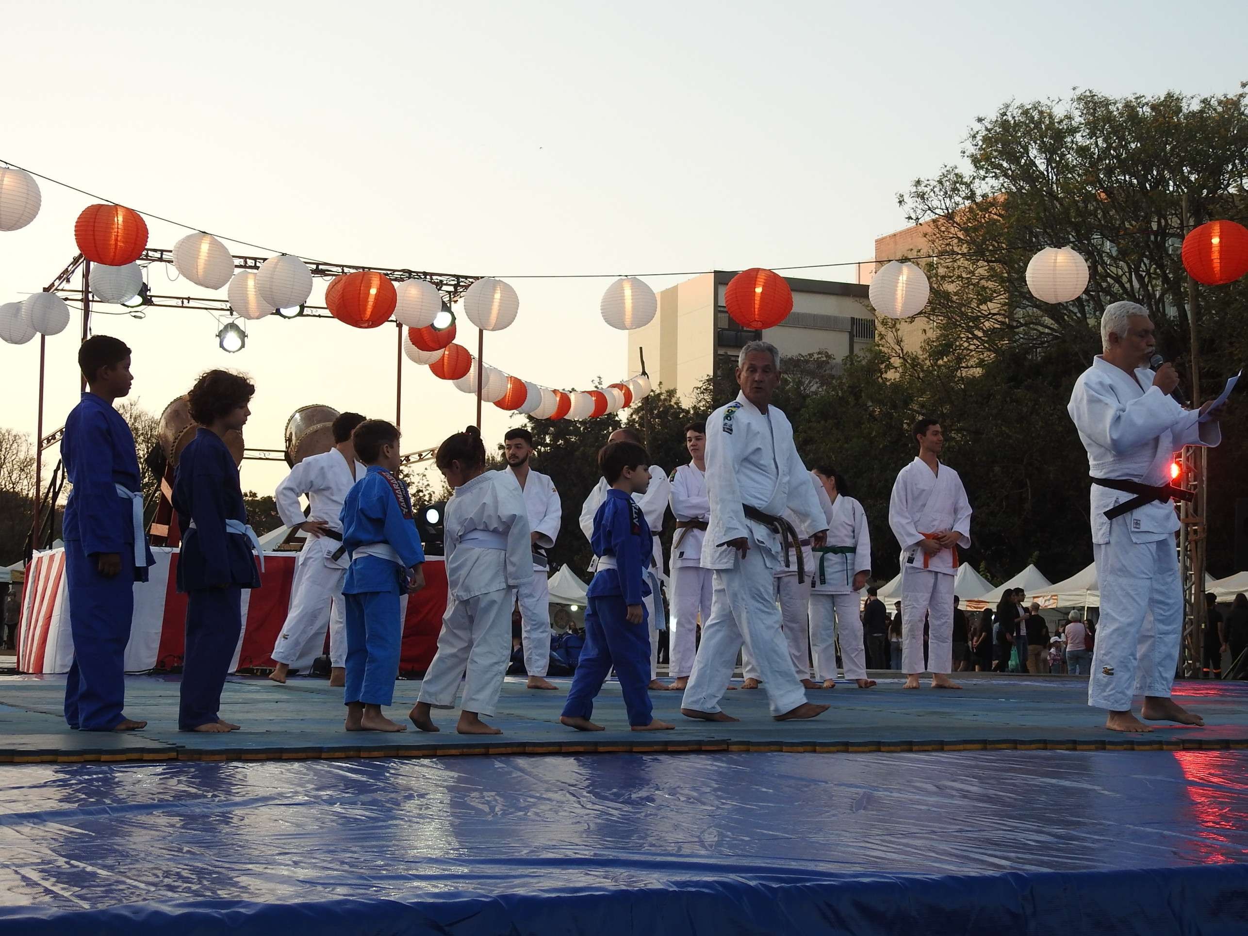 Na programação, há apresentações de artes marciais Templo Shin Budista de Brasília