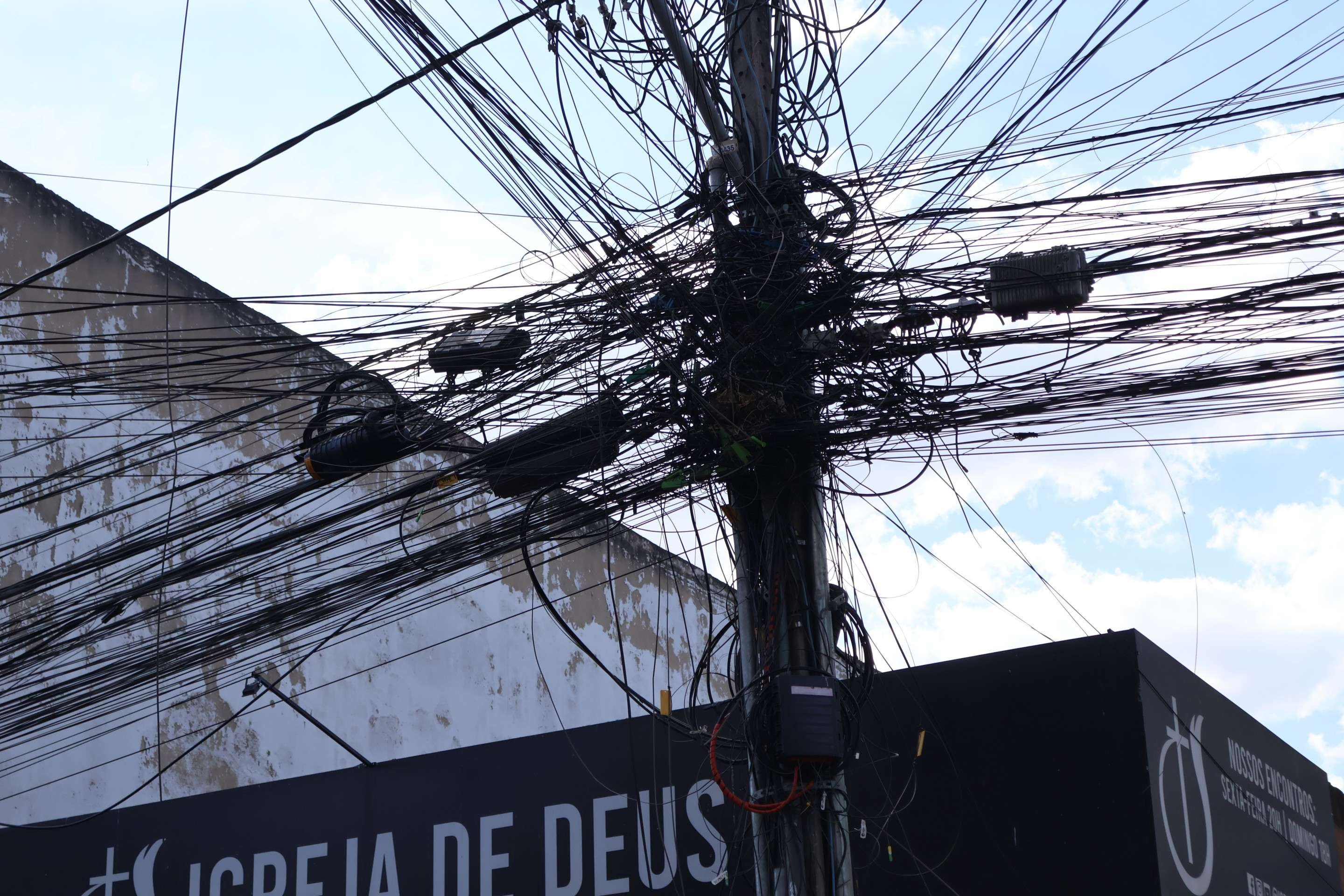 TJDFT autoriza Neoenergia a remover cabos de telecomunicação em postes 