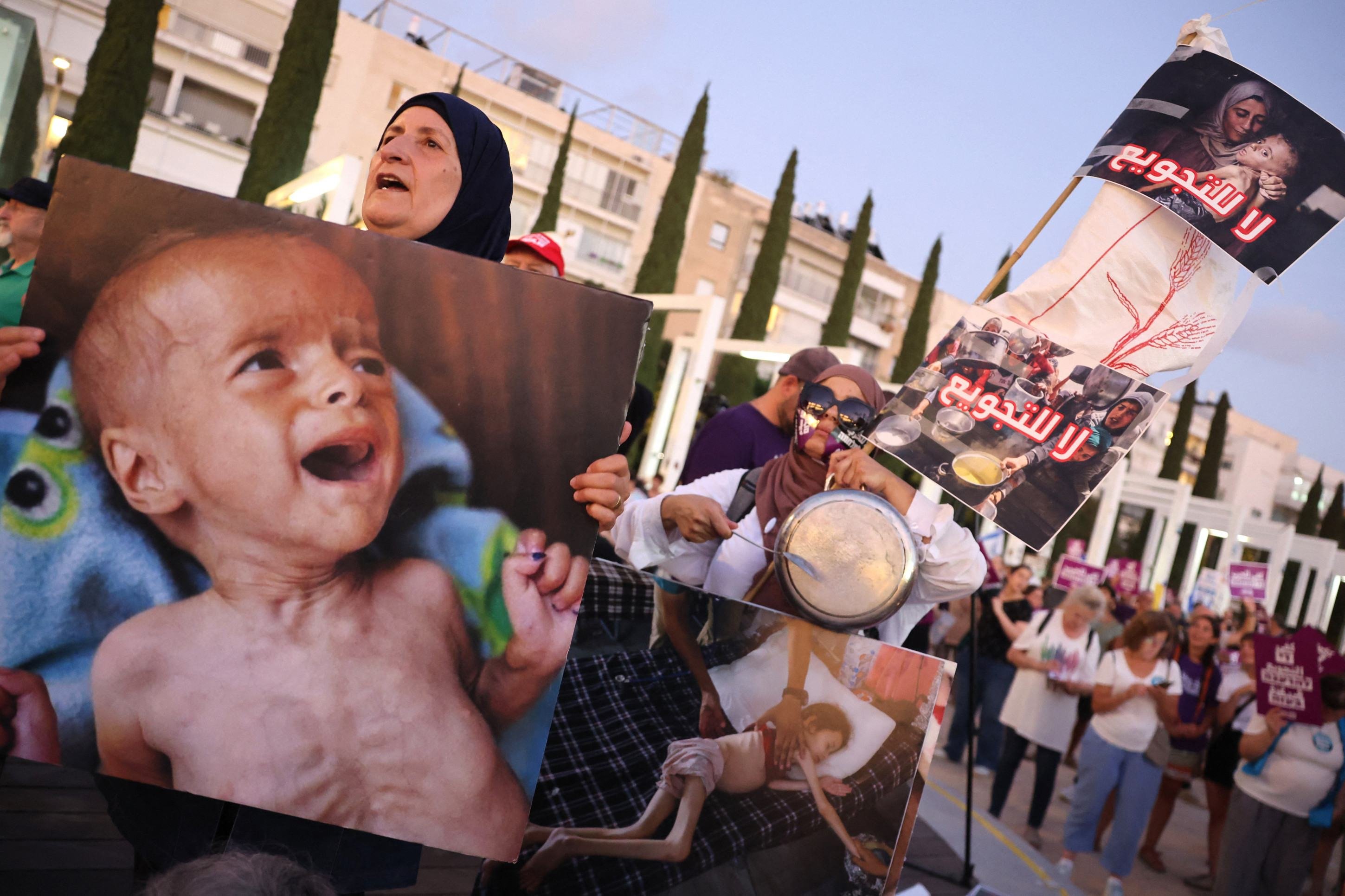 Manifestantes mostram cartazes e entoam cânticos contra o governo Netanyahu, em Tel Aviv