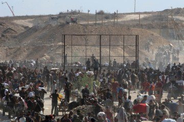 Sem alimentos disponíveis e ajuda humanitária adequada, pois Israel bloqueou os acessos terrestres à região, os moradores se veem obrigados a se arriscar nas filas por suprimentos -  (crédito: Eyad Baba/AFP)