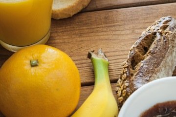 Café da manhã com suco de laranja -  (crédito: Freepik)