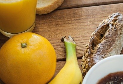 Café da manhã com suco de laranja -  (crédito: Freepik)