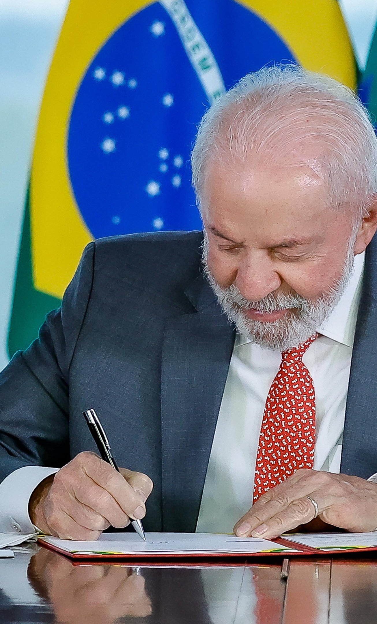 Sanção do Projeto de Lei nº 3.062/2022 dispõe sobre a proibição do uso de animais em ensino, pesquisa e testes com cosméticos, e aumenta multas por infrações