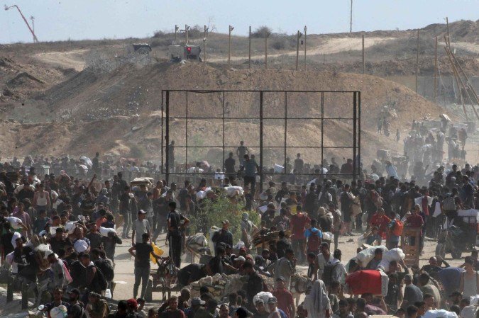 A suspensão dos vistos ocorre em meio a continuidade dos ataques israelenses a Faixa de Gaza -  (crédito: Eyad Baba/AFP)
