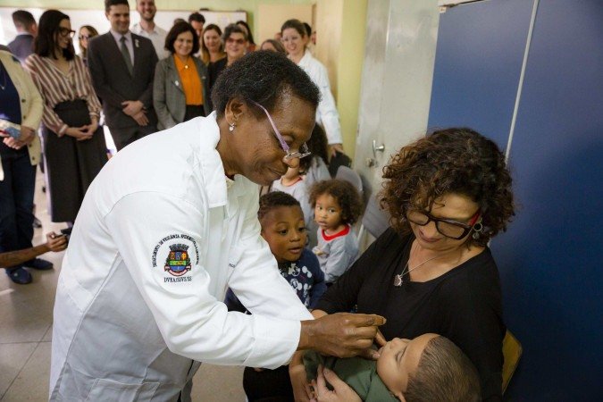 A vacinação contra o meningococo B é recomendada por sociedades médicas, apesar de não integrar o calendário básico infantil do SUS - (crédito: Rafael Nascimento / Ministério da Saúde) A vacinação contra o meningococo B é recomendada por sociedades médicas, apesar de não integrar o calendário básico infantil do SUS - (crédito: Rafael Nascimento / Ministério da Saúde)