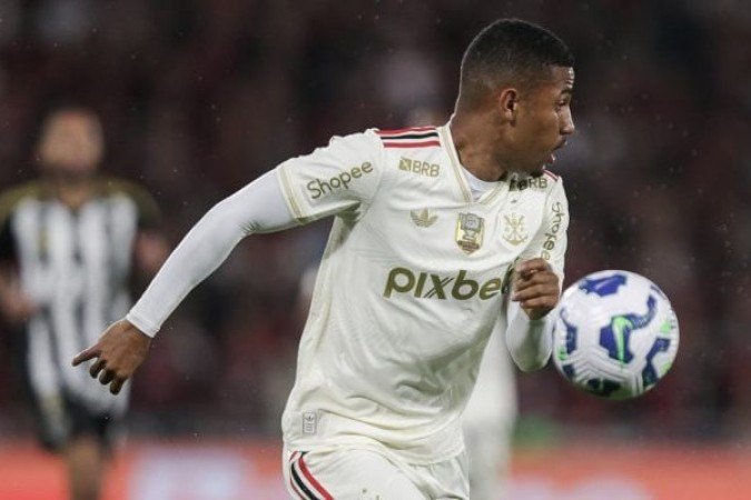 SAMUEL LINO - Estreante, entrou no lugar de Matheus Gonçalves, atuou como ponta esquerda e deixou a melhor impressão possível, indicando que logo será titular absoluto. Deu ótimos dribles, movimentou-se muito e teve gol bem anulado no último minuto. Mandou muito bem no Maraca - Nota 8,0 - Gilvan de Souza/Flamengo