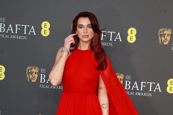 O cabelo cereja glossy combina nostalgia com modernidade, conquistando até as celebridades (Imagem: Fred Duval | Shutterstock) - (crédito: EdiCase) O cabelo cereja glossy combina nostalgia com modernidade, conquistando até as celebridades (Imagem: Fred Duval | Shutterstock) - (crédito: EdiCase)