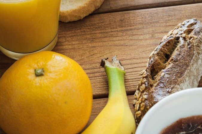 Café da manhã com suco de laranja -  (crédito: Freepik)