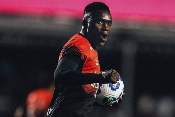 ATHLETICO - Com o foco na reabilitaÃ§Ã£o da SÃ©rie B, o FuracÃ£o mesclou a equipe e esperou mais o jogo. AtÃ© criou algumas oportunidades, mas nÃ£o conseguiu aproveitar e tambÃ©m nÃ£o teve uma boa performance na primeira etapa. Depois, com as alteraÃ§Ãµes, conseguiu ficar mais com a bola e, nos minutos finais, descontou, dando esperanÃ§a para o jogo da volta. Nota: 5,5 - Foto: DivulgaÃ§Ã£o/Athletico