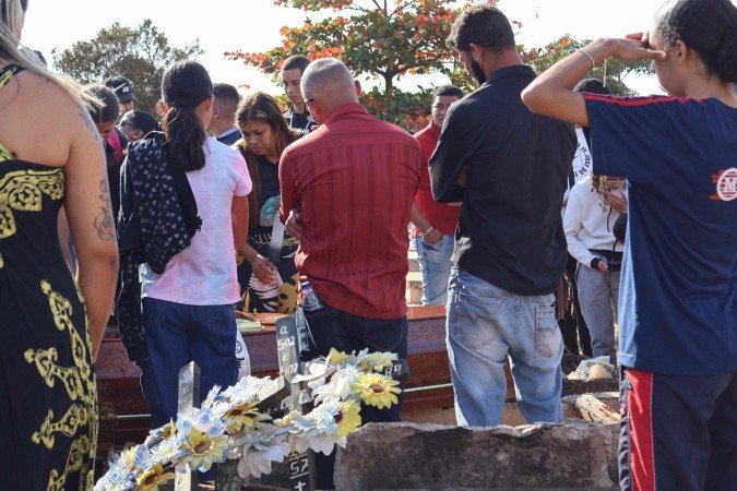Enterro Cheryla Carvalho de Lima, vítima de feminicídio em Samambaia - (crédito: Bruna Gaston CB/DA Press) Enterro Cheryla Carvalho de Lima, vítima de feminicídio em Samambaia - (crédito: Bruna Gaston CB/DA Press)
