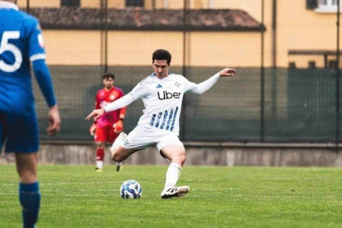 João Gabriel em ação com a camisa do Como, da Itália - (crédito: Foto: Divulgação) João Gabriel em ação com a camisa do Como, da Itália - (crédito: Foto: Divulgação)