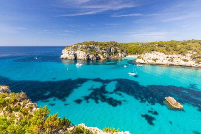 Menorca oferece um equilíbrio perfeito entre belezas naturais, riqueza cultural e gastronomia de alto nível (Imagem: Andrzej Rostek | Shutterstock)  -  (crédito: EdiCase)