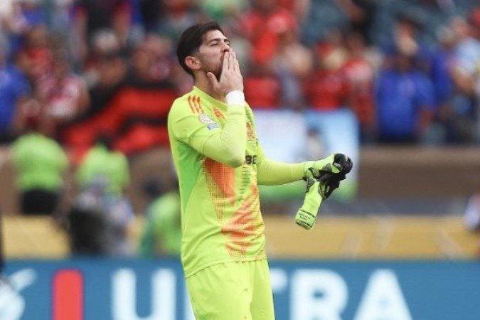 ROSSI - Fez boas defesas, mas nenhuma brilhante. Não teve culpa no gol do Atlético e, no geral, fez o que se esperava dele - Nota 6,0 - Gilvan de Souza/Flamengo