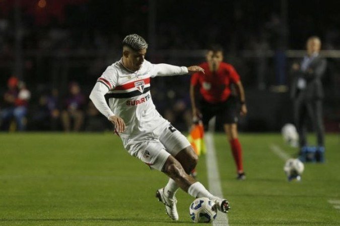 ALAN FRANCO - O zagueiro conseguiu aparecer mais adiantado no jogo, sendo o jogador com mais participações na partida pelo lado do São Paulo. A sua atuação foi premiada com a assistência no primeiro gol. Nota: 7 - Foto: Rubens Chiri/São Paulo FC
