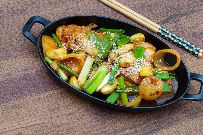 Tofu grelhado com alho e molho coreano (Imagem: Annisarafi31 | Shutterstock) - (crédito: EdiCase) Tofu grelhado com alho e molho coreano (Imagem: Annisarafi31 | Shutterstock) - (crédito: EdiCase)