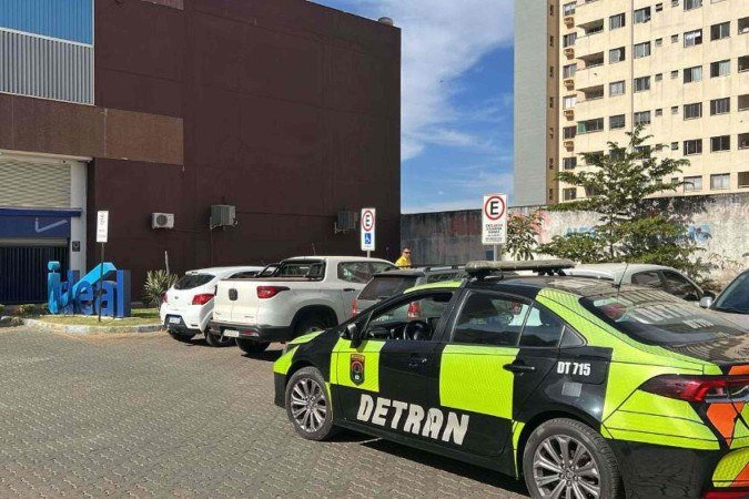 O Código de Trânsito Brasileiro (CTB) classifica o estacionamento em vagas especiais sem a devida credencial como infração gravíssima -  (crédito: Divulgação/Detran-DF)