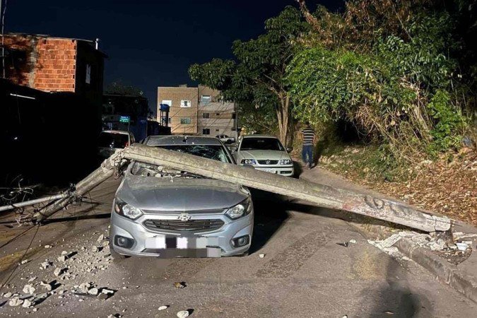 Poste atinge carro no Varjão - (crédito: CBMDF) Poste atinge carro no Varjão - (crédito: CBMDF)
