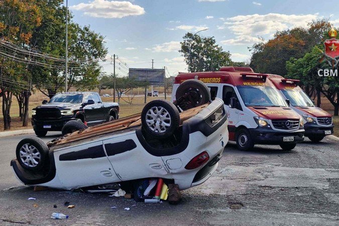 Carro capota e deixa dois feridos na Epia Sul -  (crédito: CBMDF)