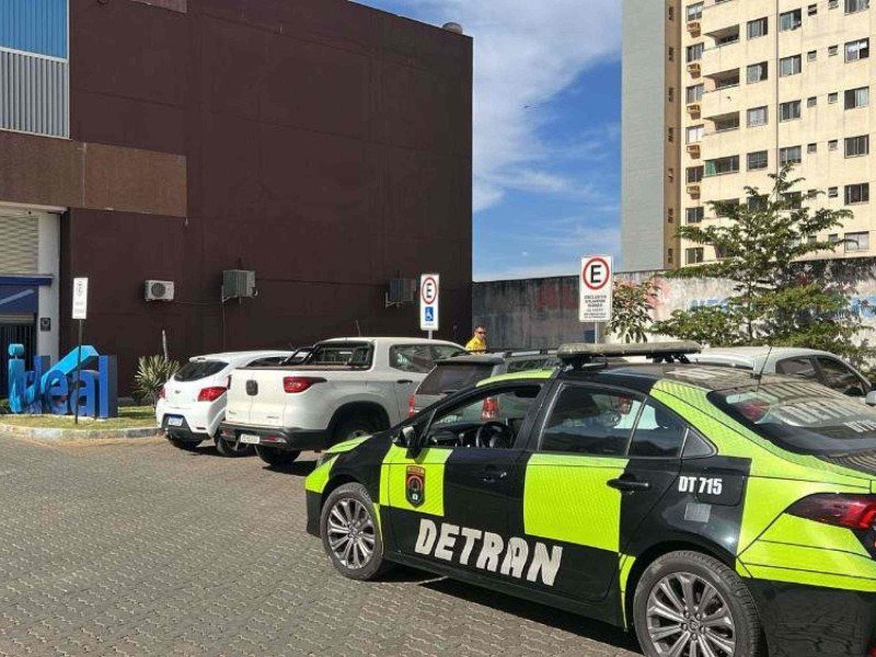 Detran multa 38 motoristas em fiscalização de uso indevido de vagas