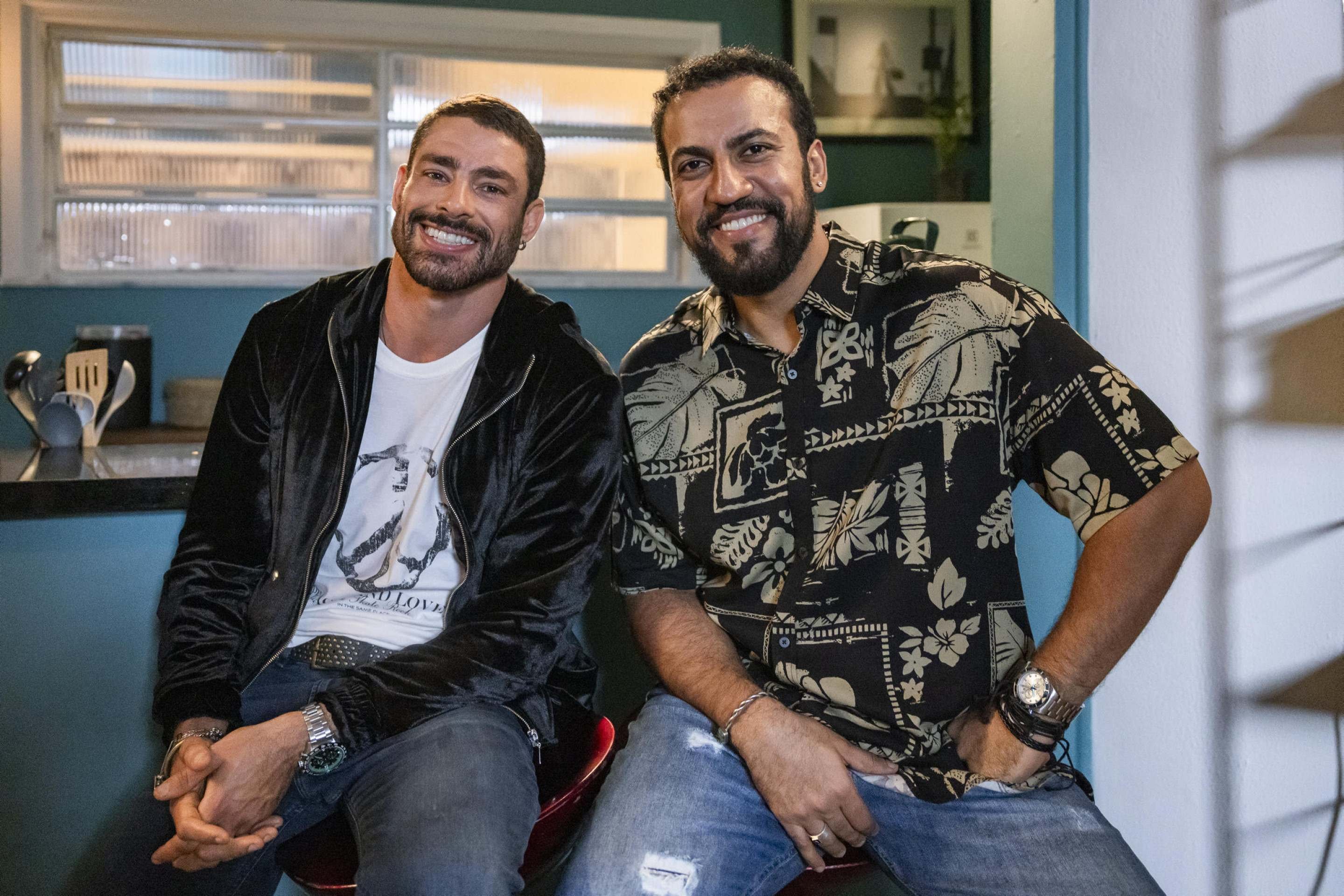  César (Cauã Reymond) e Olavo (Ricardo Teodoro).  