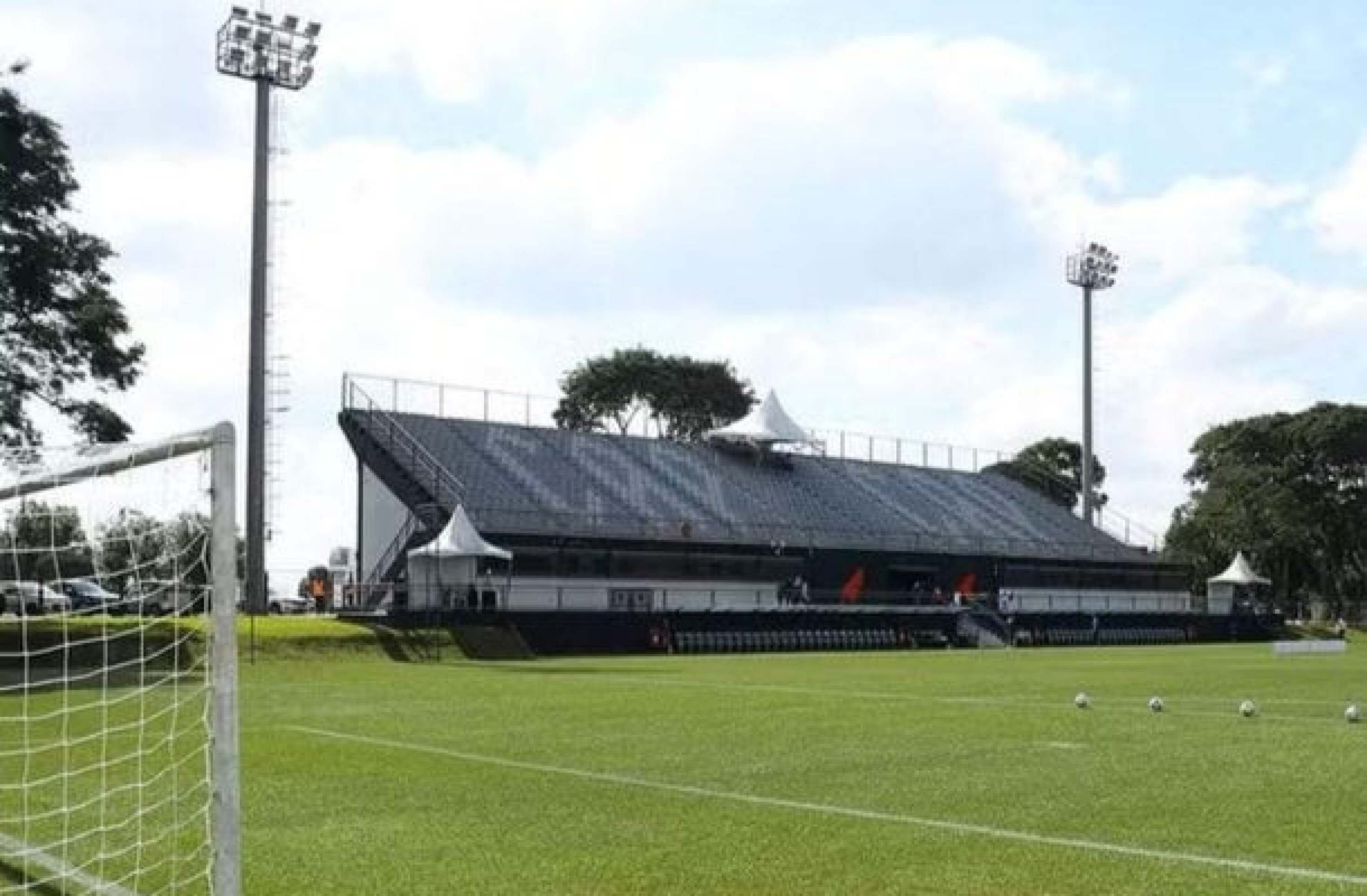 Presidente do Athletico chama padre para benzer CT e afastar má fase