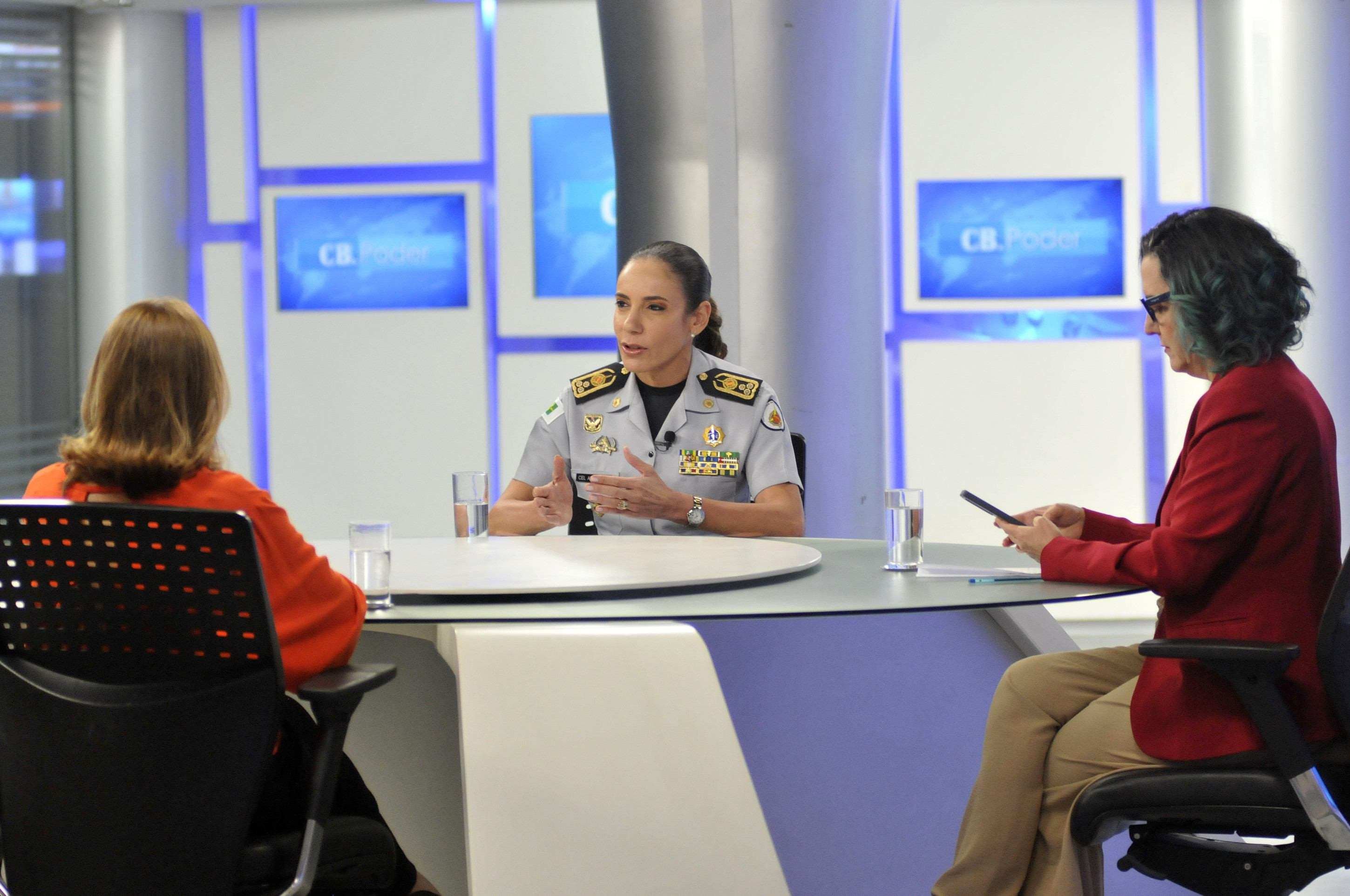  31/07/2025. Crédito: Minervino Júnior/CB/D.A Press. Brasil.  Brasilia - DF. CB Poder com a Comandante da Polícia Militar coronel Ana Paula na bancada as jornalistas Adriana Bernardes e Sibele Negromonte.