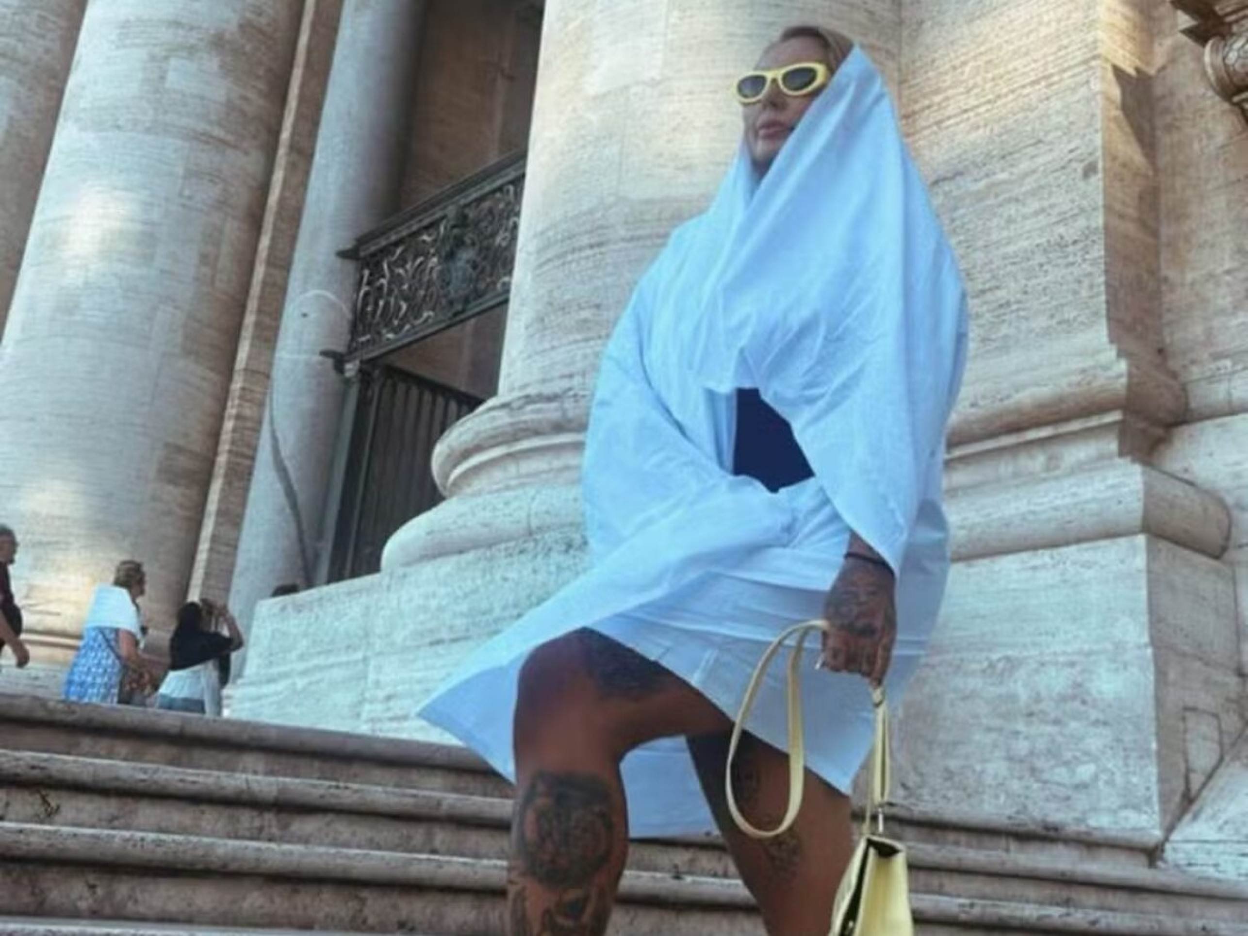 Sabrina Boing Boing se cobre com lençol no Vaticano e diz: ‘Nunca me senti tão humilhada’ -  (crédito: Observatorio dos Famosos)