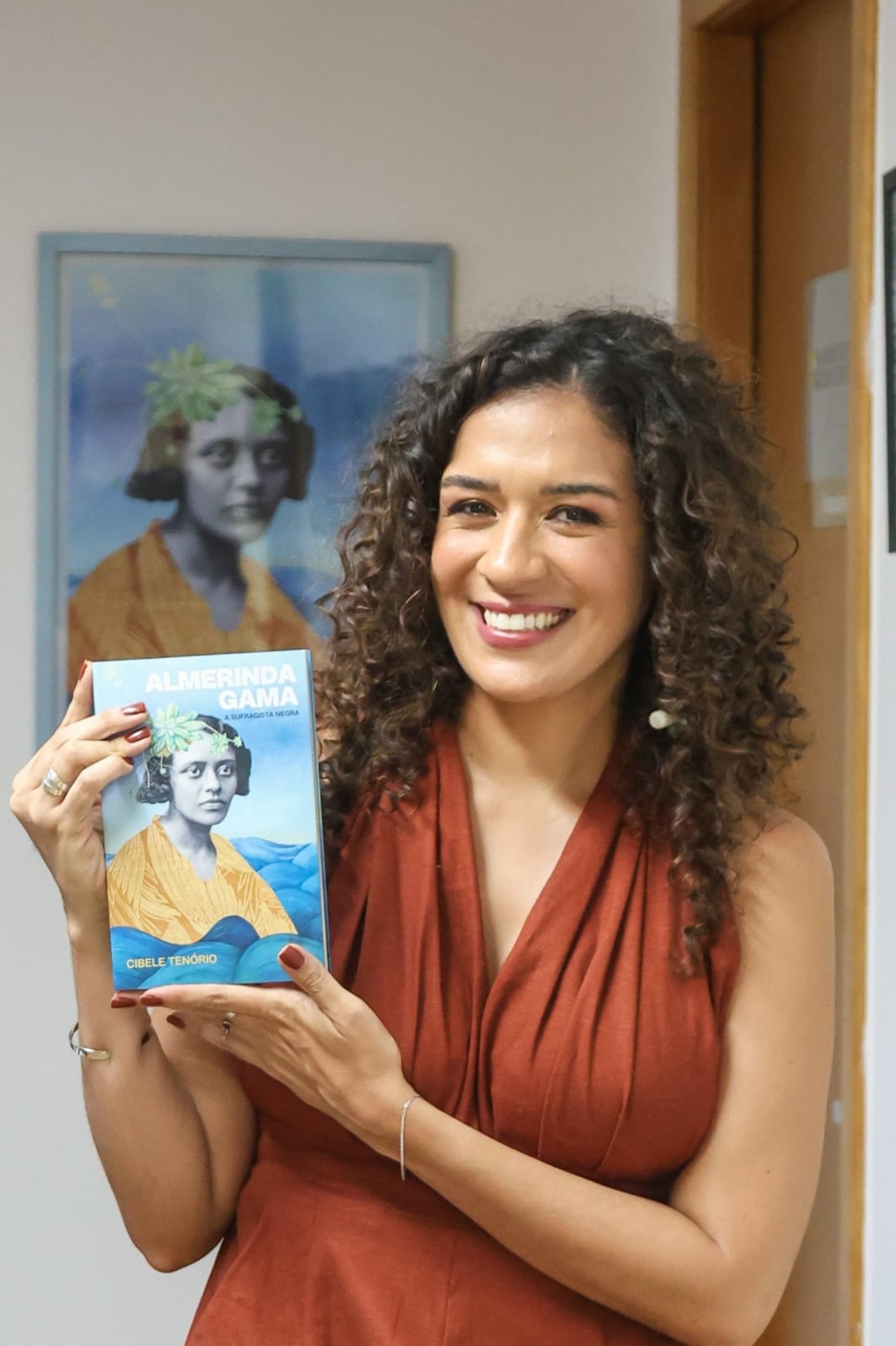 Escritora e jornalista Cibele Tenório, autora de Almerinda Gama: a sufragista negra