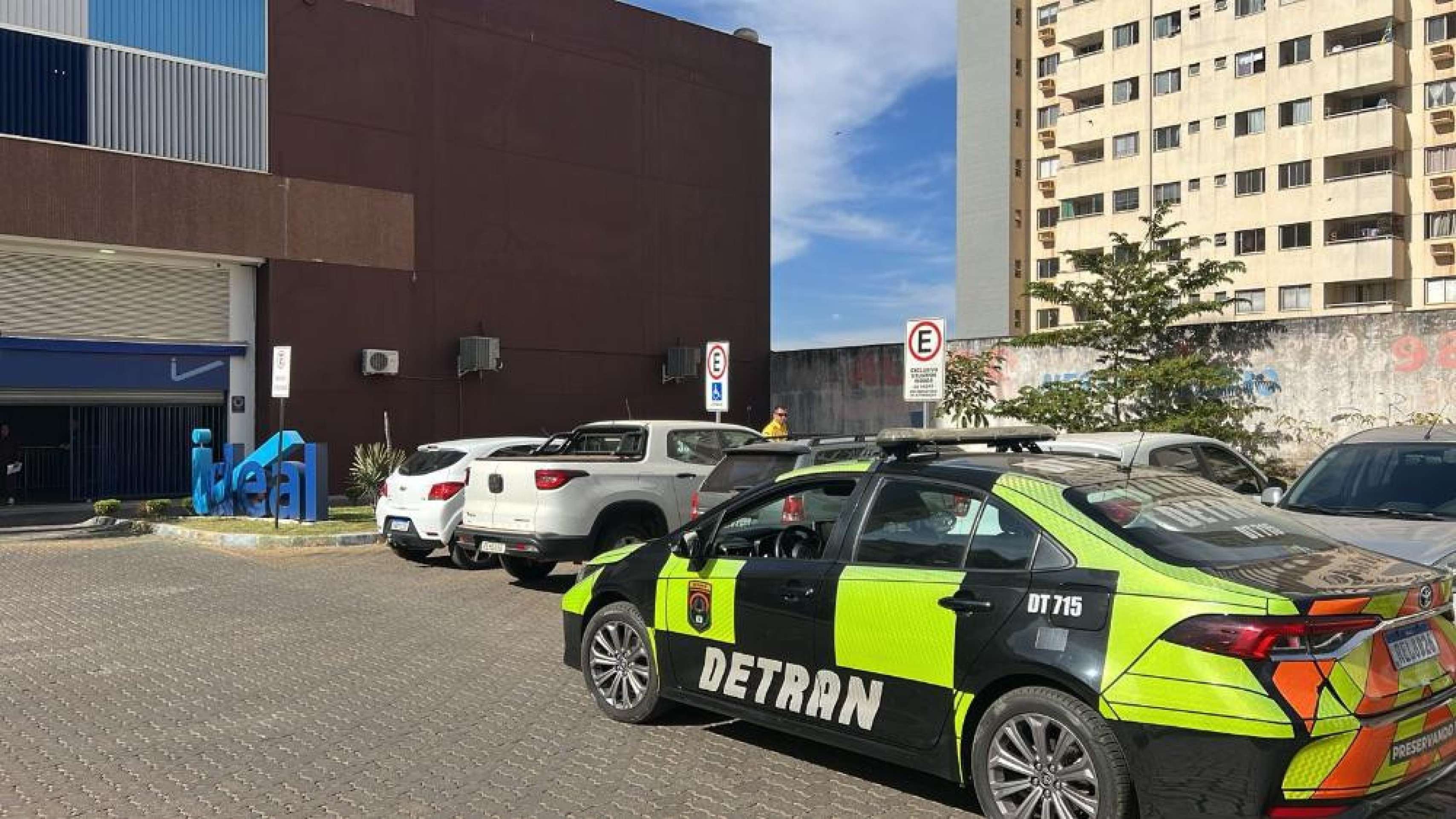 Detran multa 38 motoristas em fiscalização de uso indevido de vagas