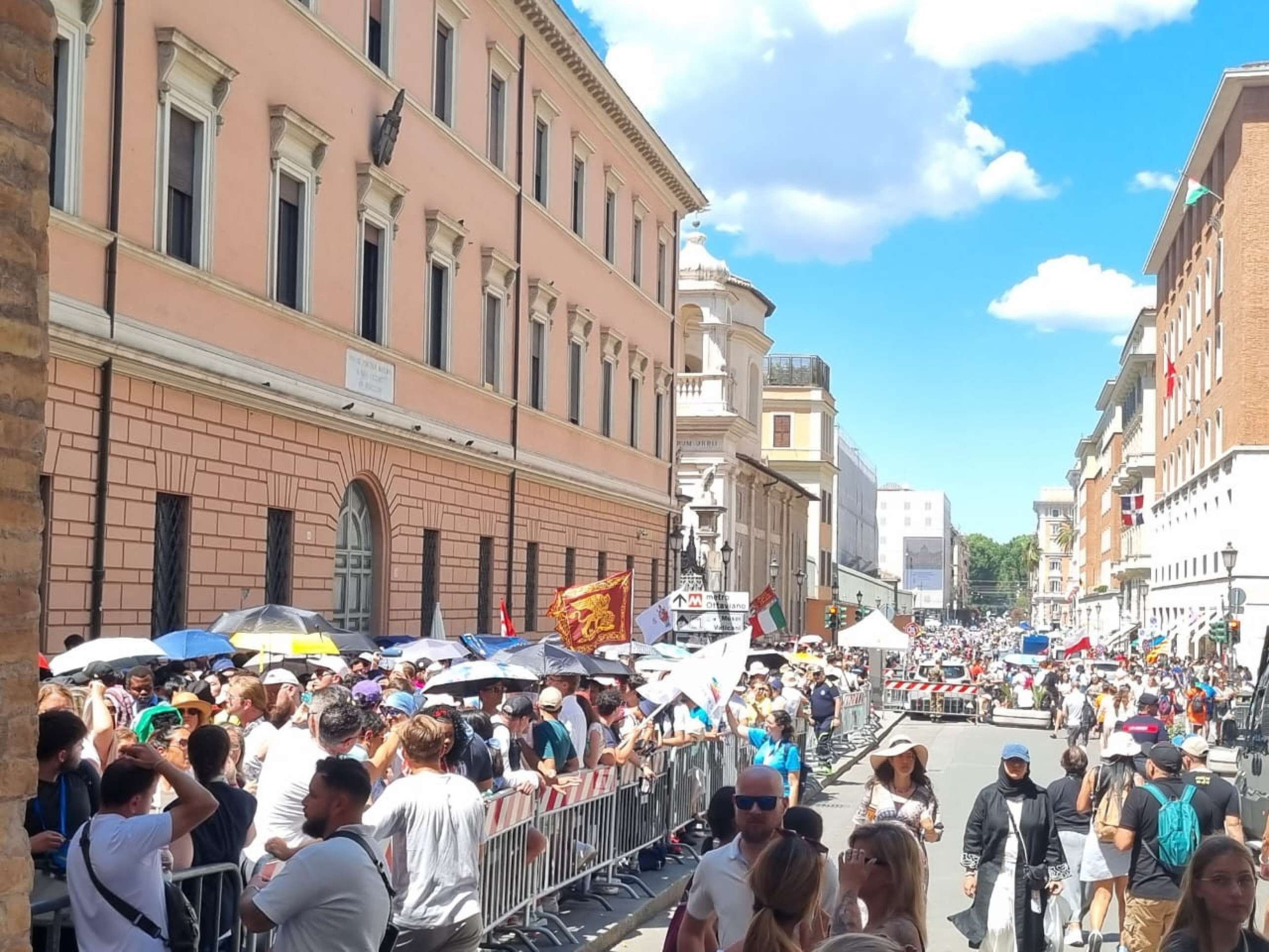 Vaticano recebe primeira grande peregrinação LGBT+ oficial durante o Jubileu