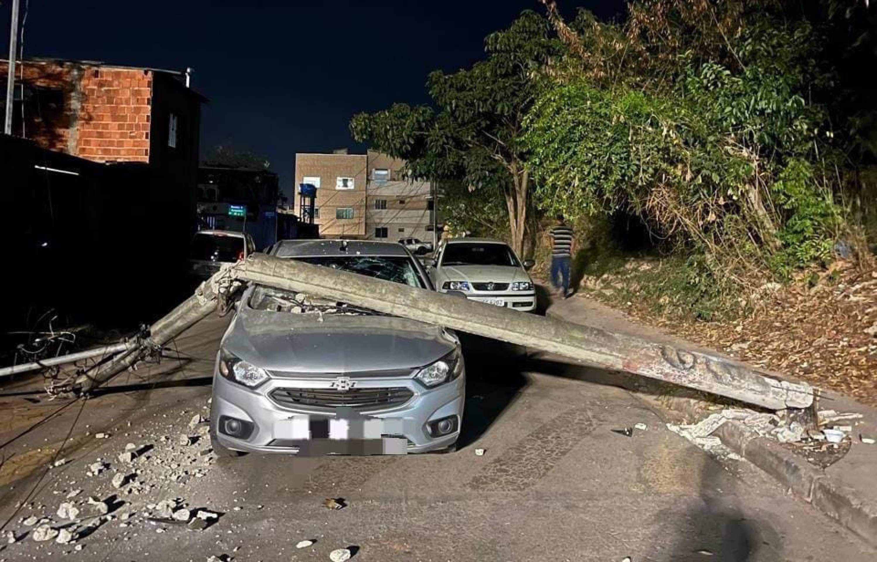 Poste atinge carro no Varjão