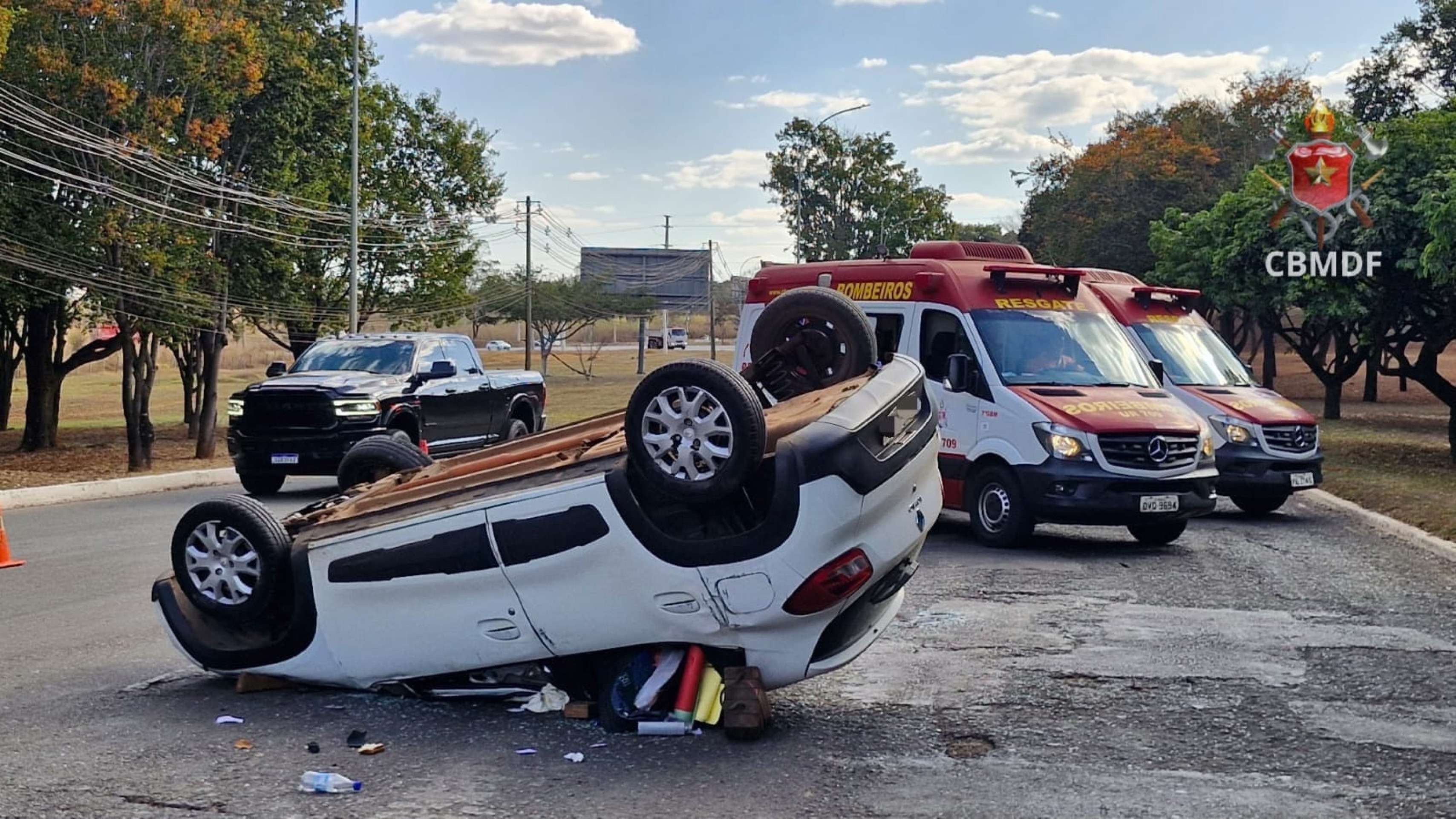 Carro capota próximo ao Zoológico e deixa dois feridos