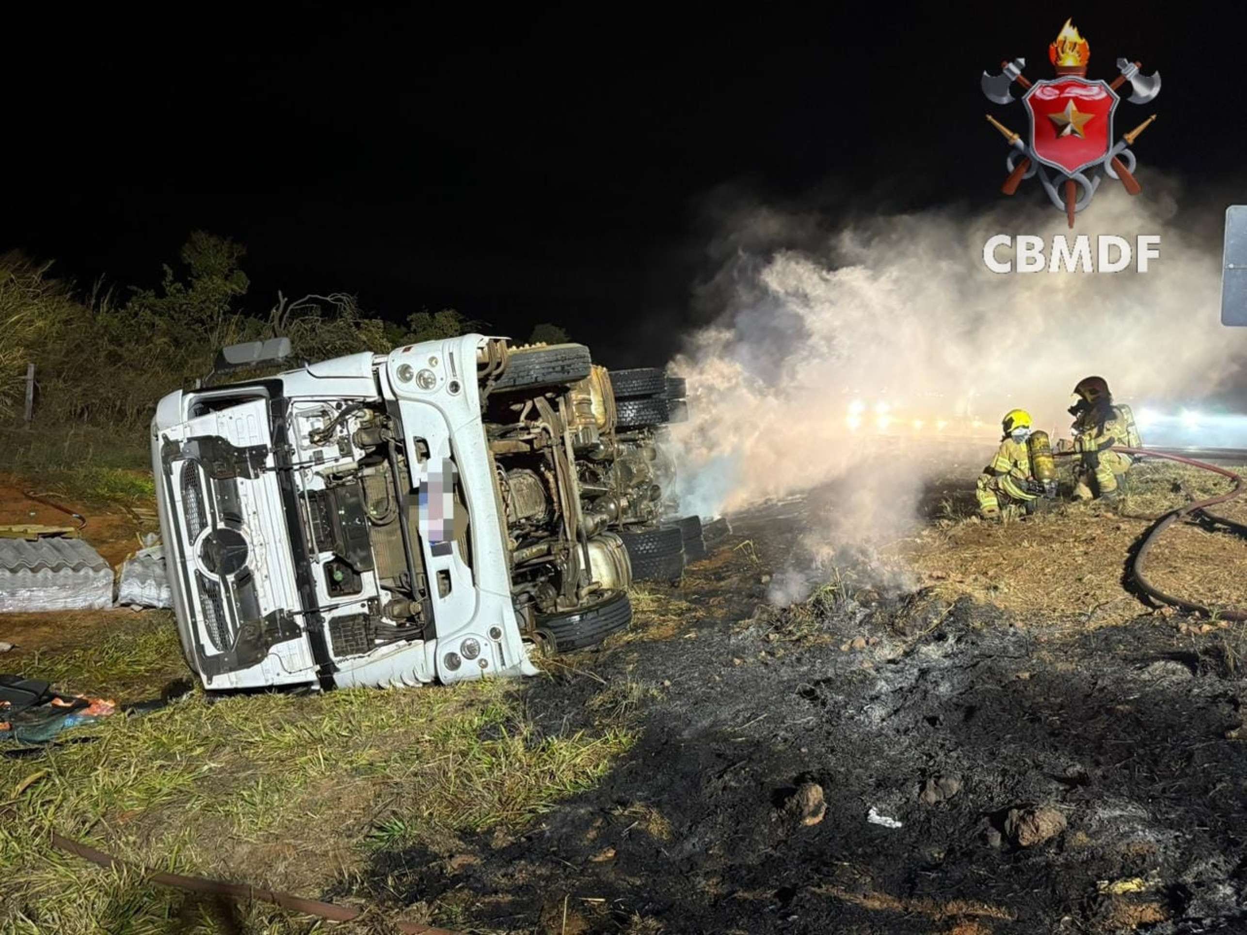 Caminhão fica parcialmente destruído após tombar e pegar fogo na BR-020