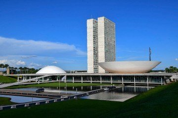 Congresso Nacional (1960)

Projetado por Oscar Niemeyer, é a sede do Poder Legislativo em Brasília. Suas cúpulas icônicas e linhas modernistas representam a arquitetura inovadora da capital planejada por Lúcio Costa. - Pedro França/Agência Senado -  (crédito: Pedro França/Agência Senado)