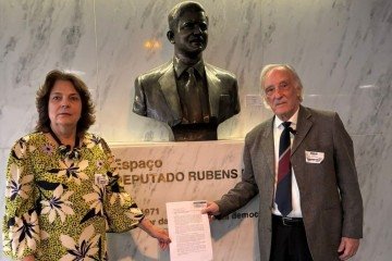 O documento foi entregue pela professora Márcia Abrahão, reitora da UnB entre 2016 e 2024, e pelo jurista José Geraldo Sousa Junior -  (crédito: Divulgação )