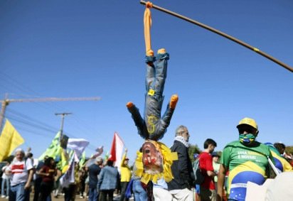 Com cartazes e faixas, os manifestantes gritavam palavras de ordem. A deputada federal Dandara Tonantzin (PT-MG) esteve presente no ato. Ela criticou as sanções impostas pelo governo americano contra o Brasil -  (crédito:  AFP) -Com cartazes e faixas, os manifestantes gritavam palavras de ordem. A deputada federal Dandara Tonantzin (PT-MG) esteve presente no ato. Ela criticou as sanções impostas pelo governo americano contra o Brasil -  (crédito:  AFP)