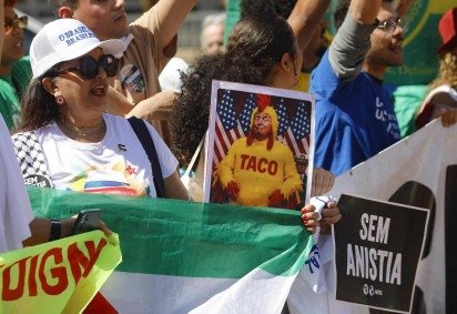 Manifestante em frente à embaixada exibe meme de Trump
       -  (crédito: Sergio Lima/AFP) -Manifestante em frente à embaixada exibe meme de Trump
       -  (crédito: Sergio Lima/AFP)