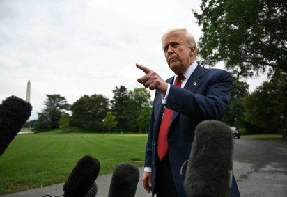US President Donald Trump speaks to the press before boarding Marine One on the South Lawn of the White House in Washington, DC, on August 1, 2025. Trump is travelling to New Jersey to spend the weekend at his Bedminster residence. (Photo by Jim WATSON / AFP)
- (crédito: AFP) US President Donald Trump speaks to the press before boarding Marine One on the South Lawn of the White House in Washington, DC, on August 1, 2025. Trump is travelling to New Jersey to spend the weekend at his Bedminster residence. (Photo by Jim WATSON / AFP)
- (crédito: AFP)