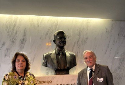 O documento foi entregue pela professora Márcia Abrahão, reitora da UnB entre 2016 e 2024, e pelo jurista José Geraldo Sousa Junior -  (crédito: Divulgação ) -O documento foi entregue pela professora Márcia Abrahão, reitora da UnB entre 2016 e 2024, e pelo jurista José Geraldo Sousa Junior -  (crédito: Divulgação )