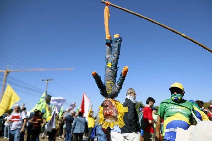Com cartazes e faixas, os manifestantes gritavam palavras de ordem. A deputada federal Dandara Tonantzin (PT-MG) esteve presente no ato. Ela criticou as sanções impostas pelo governo americano contra o Brasil -  (crédito:  AFP)