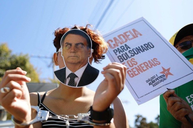  An activist bearing handcuffs and a mask of Brazils’ former President Jair Bolsonaro takes part in a demonstration called by the National Student Union (UNE) following the US government trade taxes and sanctions on Brazil, in front of the US embassy in Brasilia on August 1, 2025. Trump’s Brazil tariff is among the highest imposed on US trading partners, and unlike with other countries, the measures have been framed in openly political terms, sweeping aside centuries-old trade ties and a surplus that Brasilia put at $284 million last year. (Photo by SERGIO LIMA / AFP)      