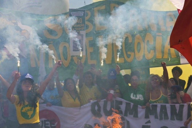  Demonstrators burn dummies depicting US President Donald Trump and Brazil’s former President Jair Bolsonaro during a protest in defence of national sovereignty following the US government trade taxes and sanctions on Brazil, near the US consulate, in Sao Paulo, Brazil, on August 1, 2025. Trump’s Brazil tariff is among the highest imposed on US trading partners, and unlike with other countries, the measures have been framed in openly political terms, sweeping aside centuries-old trade ties and a surplus that Brasilia put at $284 million last year. (Photo by NELSON ALMEIDA / AFP)      