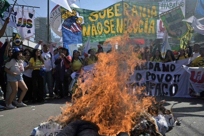  Demonstrators burn dummies depicting US President Donald Trump and Brazil’s former President Jair Bolsonaro during a protest in defence of national sovereignty following the US government trade taxes and sanctions on Brazil, near the US consulate, in Sao Paulo, Brazil, on August 1, 2025. Trump’s Brazil tariff is among the highest imposed on US trading partners, and unlike with other countries, the measures have been framed in openly political terms, sweeping aside centuries-old trade ties and a surplus that Brasilia put at $284 million last year. (Photo by NELSON ALMEIDA / AFP)      