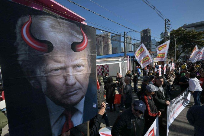  An activist holds a poster depicting US President Donald Trump bearing devil horns during a protest in defence of national sovereignty following the US government trade taxes and sanctions on Brazil, near the US consulate, in Sao Paulo, Brazil, on August 1, 2025. President Donald Trump ordered massive tariffs on Brazil on July 30, 2025, and sanctions against the judge overseeing a trial of his far-right ally Jair Bolsonaro, who is accused of attempting a coup in Latin America’s biggest economy. (Photo by NELSON ALMEIDA / AFP)      