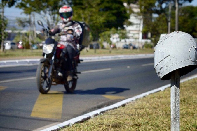 Capacete de Antonio Eduardo foi colocado no canteiro central da Primeira Avenida, no Sudoeste, onde ele teve a moto derrubada -  (crédito: Marcelo Ferreira/CB/D.A Press)