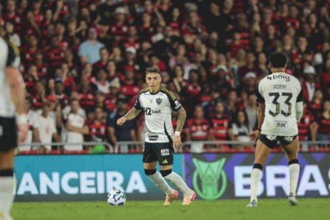 SARAVIA - Começou o jogo meio desligado e viu Viña passar pelo lado direito. Aos poucos, entretanto, fechou melhor o seu setor e marcou corretamente. Saiu para a entrada de Rabello - NOTA: 6,5 - Foto: Pedro Souza/Atlético 