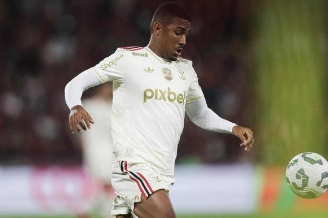Lino estreia pelo Flamengo, deixa ótima impressão e empolga a torcida mesmo em derrota - (crédito: Foto: Gilvan de Souza/Flamengo) Lino estreia pelo Flamengo, deixa ótima impressão e empolga a torcida mesmo em derrota - (crédito: Foto: Gilvan de Souza/Flamengo)