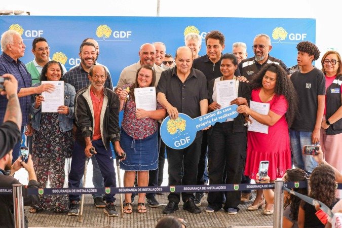 GDF entrega 140 novas moradias no Sol Nascente para famílias vulneráveis
- (crédito: Agência Brasília) GDF entrega 140 novas moradias no Sol Nascente para famílias vulneráveis
- (crédito: Agência Brasília)